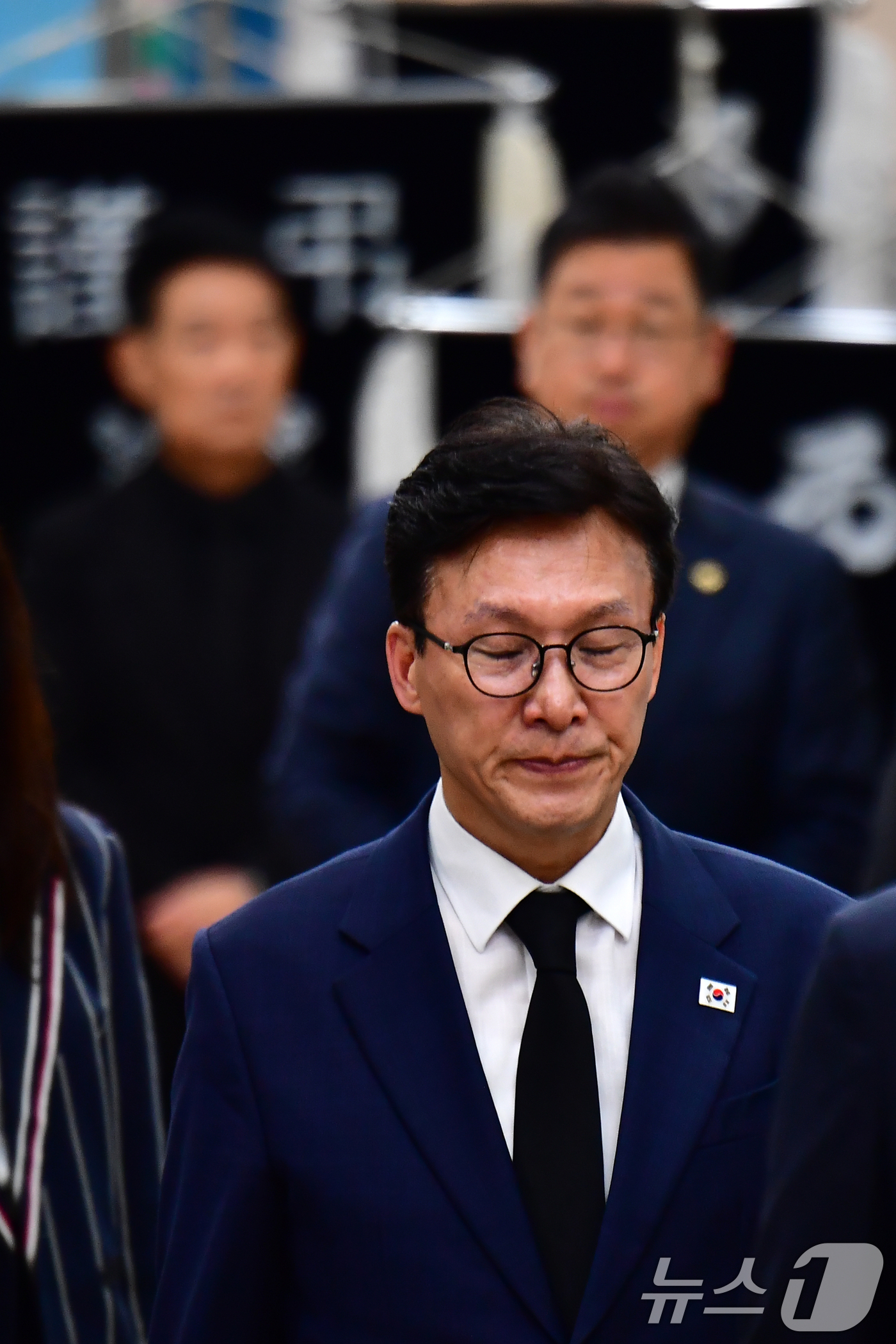 (포항=뉴스1) 최창호 기자 = 김민석 더불어민주당 대표가 31일 오후 조희대 대법원장 부친 빈소가 마련된 경북 포항성모병원 장례식장에서 조문을 마친 후 걸어나오고 있다. 2026 …