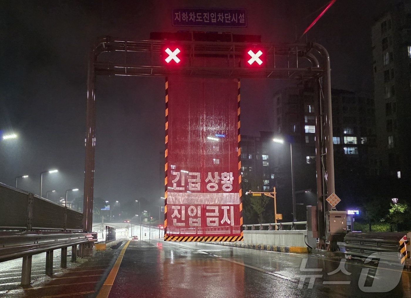 (홍성=뉴스1) 이시우 기자 = 31일 충남 홍성군 홍북읍 내포신도시 내포지하차도가시간당 50㎜가 넘는 기습호우로 일부 구간이 침수되면서 차량 통행이 제한되고 있다.  2026.8 …