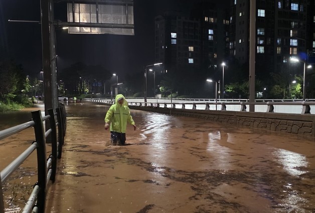 허벅지까지 잠긴 내포지하차도