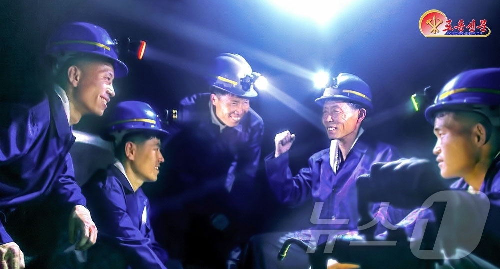 (평양 노동신문=뉴스1) = 북한 노동당 기관지 노동신문은 4일 "참신한 정치사업으로 대중의 생산 열의를 북돋아주고 있다"며 개천탄광을 조명했다. [국내에서만 사용가능. 재배포 금 …