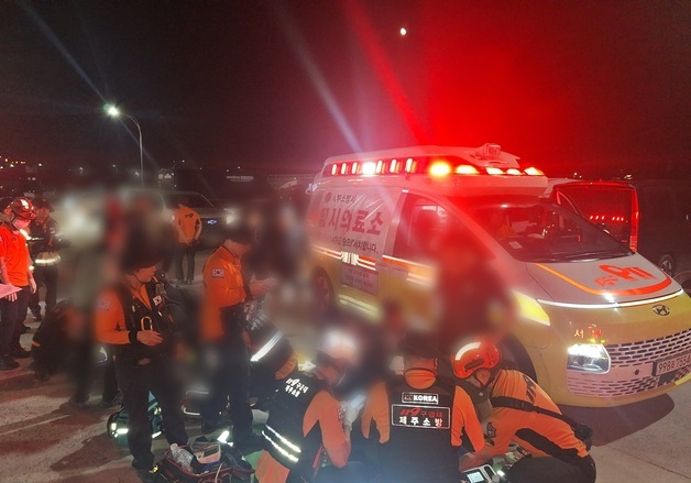제주 해상서 낚시객 태운 어선 2척 충돌…16명 경상