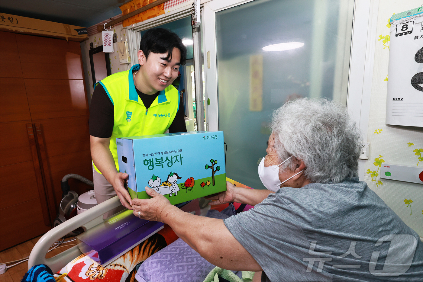 (서울=뉴스1) 김범수 수습기자 = 하나금융그룹은 4일 폭염으로 어려움을 겪는 지역사회 취약계층을 위해 한여름 필수품을 담은 '혹서기 행복상자' 1300여 박스를 인천을 시작으로 …