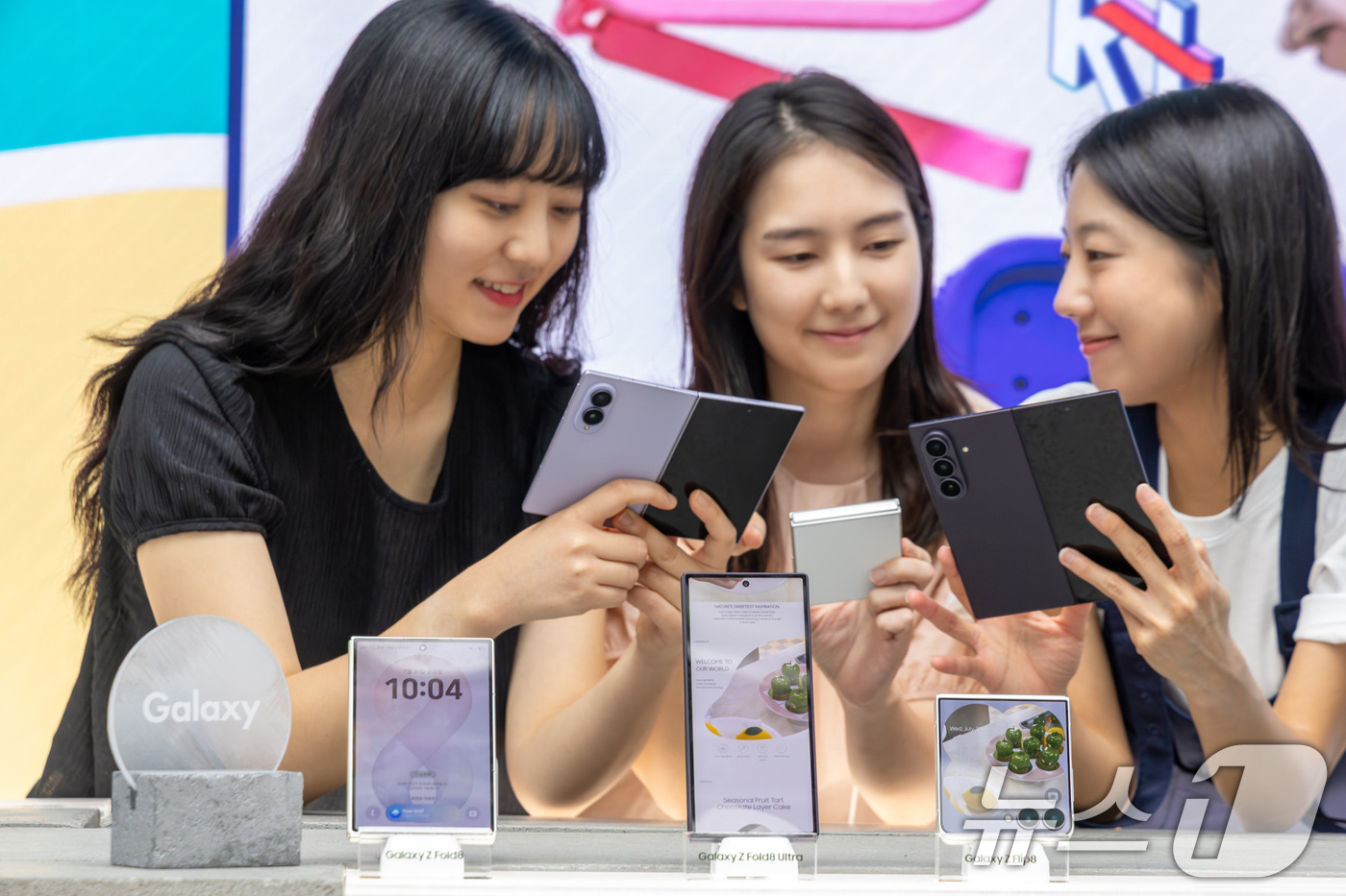 (서울=뉴스1) = KT가 전국 KT 매장 및 본사직영 온라인몰 KT 다이렉트샵에서 삼성전자 '갤럭시 Z 폴드8 울트라·폴드8·플립8' 사전개통을 시작한다고 4일 밝혔다. 사진은 …