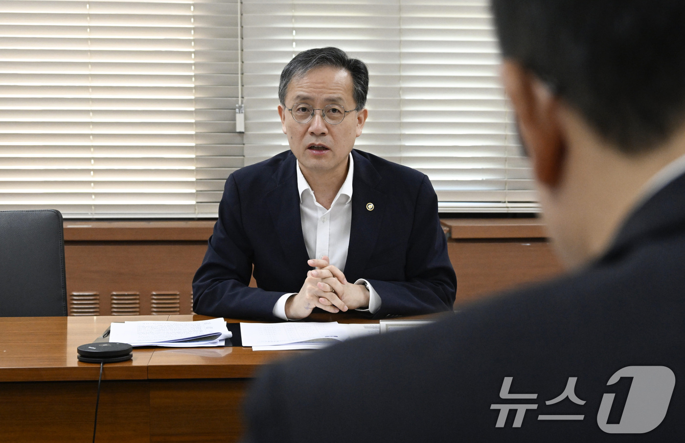 (서울=뉴스1) = 이형일 재정경제부 차관이 4일 서울 종로구 정부서울청사에서 '제72차 물가관계차관회의'를 주재하고 모두발언을 하고 있다. (재정경제부 제공. 재판매 및 DB 금 …