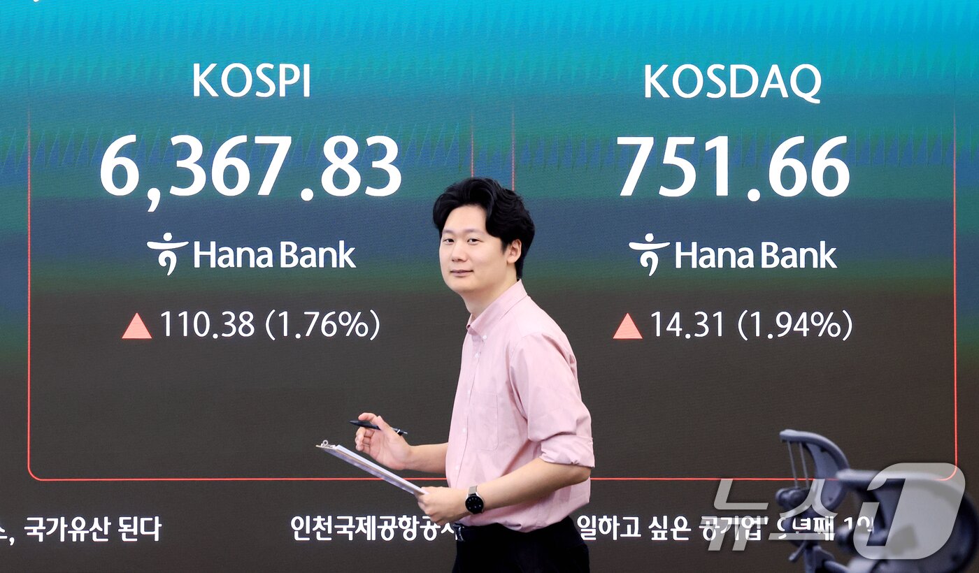 본문 이미지 - 4일 서울 중구 하나은행 본점 딜링룸 전광판에 코스피 등 시황이 표시되고 있다. 이날 코스피는 전 거래일 대비 93.93p(1.50%) 오른 6351.38, 코스닥은 10.84p(1.47%) 상승한 748.19에 개장했다. ⓒ 뉴스1 이호윤 기자