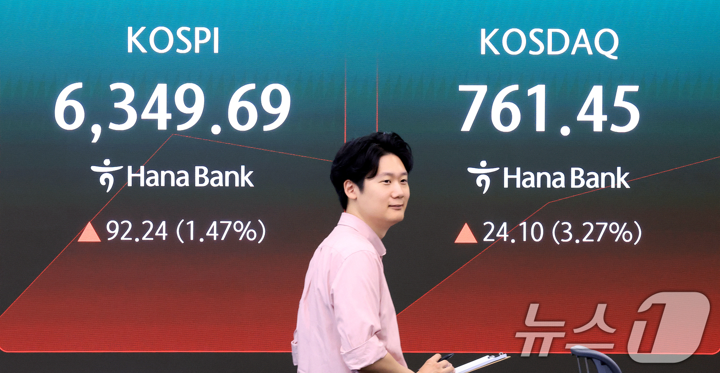 (서울=뉴스1) 이호윤 기자 = 4일 서울 중구 하나은행 본점 딜링룸 전광판에 코스피 등 시황이 표시되고 있다. 이날 코스피는 전 거래일 대비 93.93p(1.50%) 오른 635 …