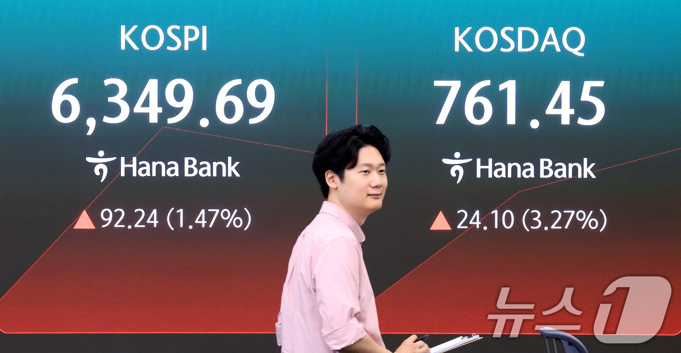 본문 이미지 - 4일 서울 중구 하나은행 본점 딜링룸 전광판에 코스피 등 시황이 표시되고 있다. 이날 코스피는 전 거래일 대비 93.93p(1.50%) 오른 6351.38, 코스닥은 10.84p(1.47%) 상승한 748.19에 개장했다. 2026.8.4 ⓒ 뉴스1 이호윤 기자