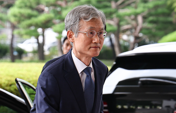 출근하는 조희대 대법원장…'이흥구 대법관 후임 윤곽 나온다'