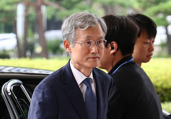 출근하는 조희대 대법원장