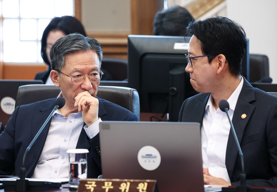 대화하는 배경훈 부총리·정성호 장관