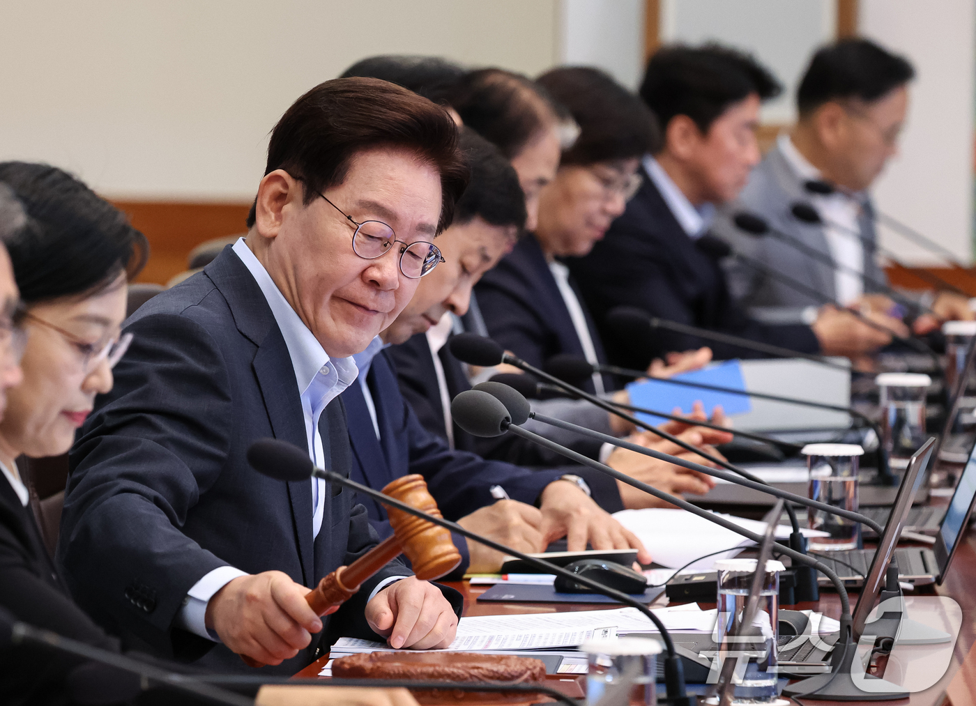 (서울=뉴스1) 이재명 기자 = 이재명 대통령이 4일 청와대에서 열린 국무회의에서 의사봉을 두드리고 있다. (청와대통신사진기자단) 2026.8.4/뉴스1