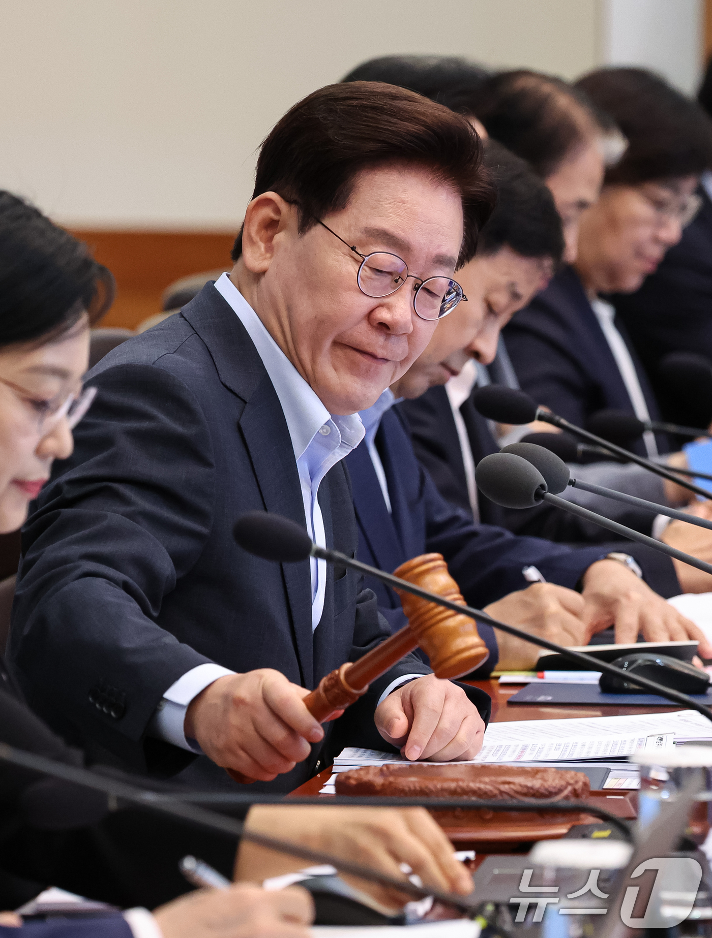 (서울=뉴스1) 이재명 기자 = 이재명 대통령이 4일 청와대에서 열린 국무회의에서 의사봉을 두드리고 있다. (청와대통신사진기자단) 2026.8.4/뉴스1