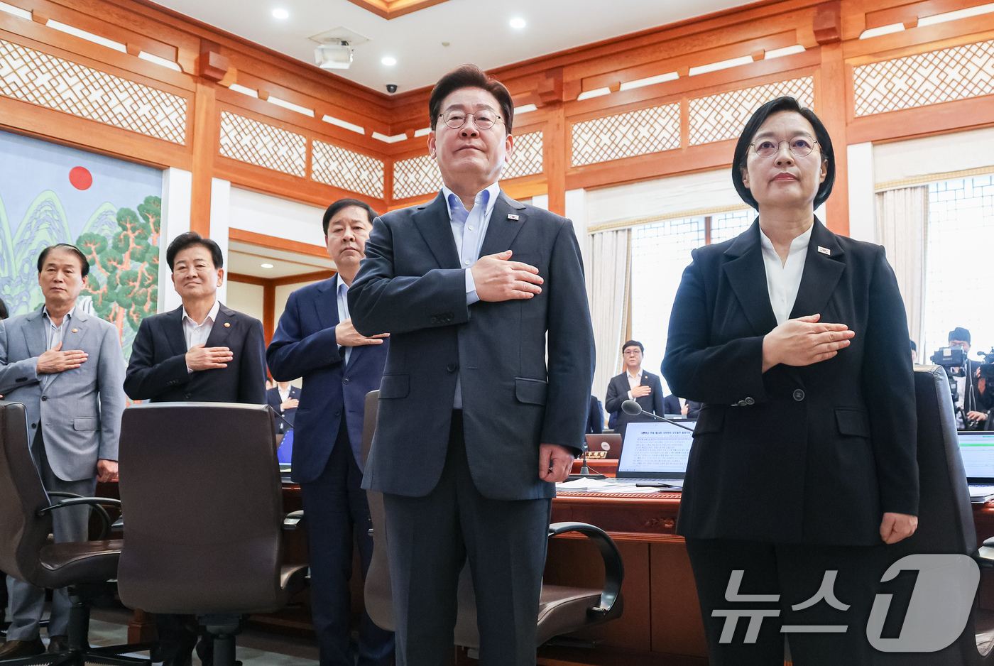 (서울=뉴스1) 이재명 기자 = 이재명 대통령이 4일 청와대에서 열린 국무회의에서 국민의례를 하고 있다. (청와대통신사진기자단) 2026.8.4/뉴스1