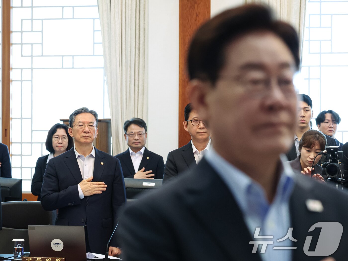 본문 이미지 - 정성호 법무부 장관이 4일 청와대에서 열린 국무회의에서 국민의례를 하고 있다. (청와대통신사진기자단) 2026.8.4 ⓒ 뉴스1 이재명 기자