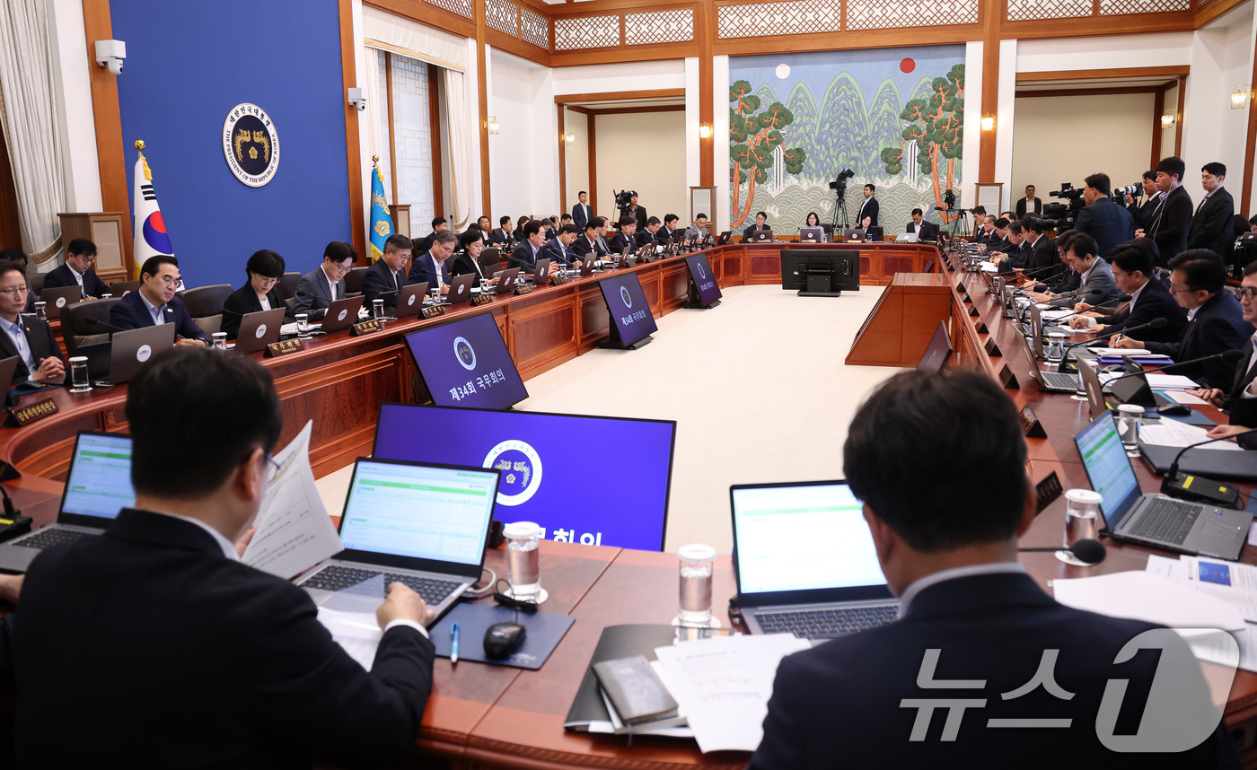 (서울=뉴스1) 이재명 기자 = 이재명 대통령이 4일 청와대에서 열린 국무회의에서 발언을 하고 있다. (청와대통신사진기자단) 2026.8.4/뉴스1