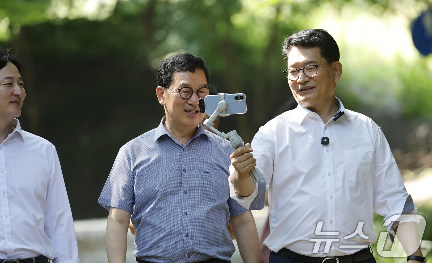 본문 이미지 - 송영길 더불어민주당 대표 후보가 4일 전남광주통합특별시 화순 너릿재길을 신정훈의원과 함께 걷고 있다. 2026.8.4 ⓒ 뉴스1 김태성 기자