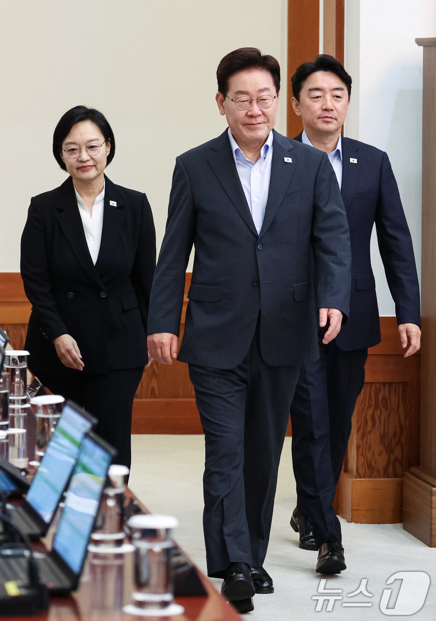 (서울=뉴스1) 이재명 기자 = 이재명 대통령이 4일 청와대에서 열린 국무회의에 입장하고 있다. (청와대통신사진기자단) 2026.8.4/뉴스1