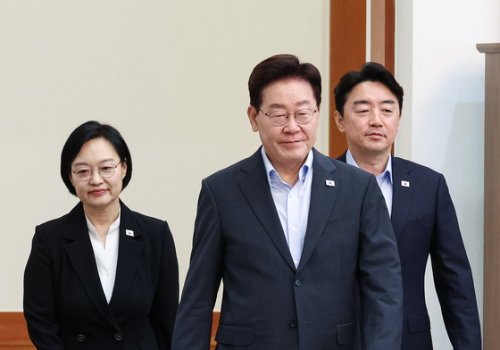 국무회의 입장하는 이재명 대통령