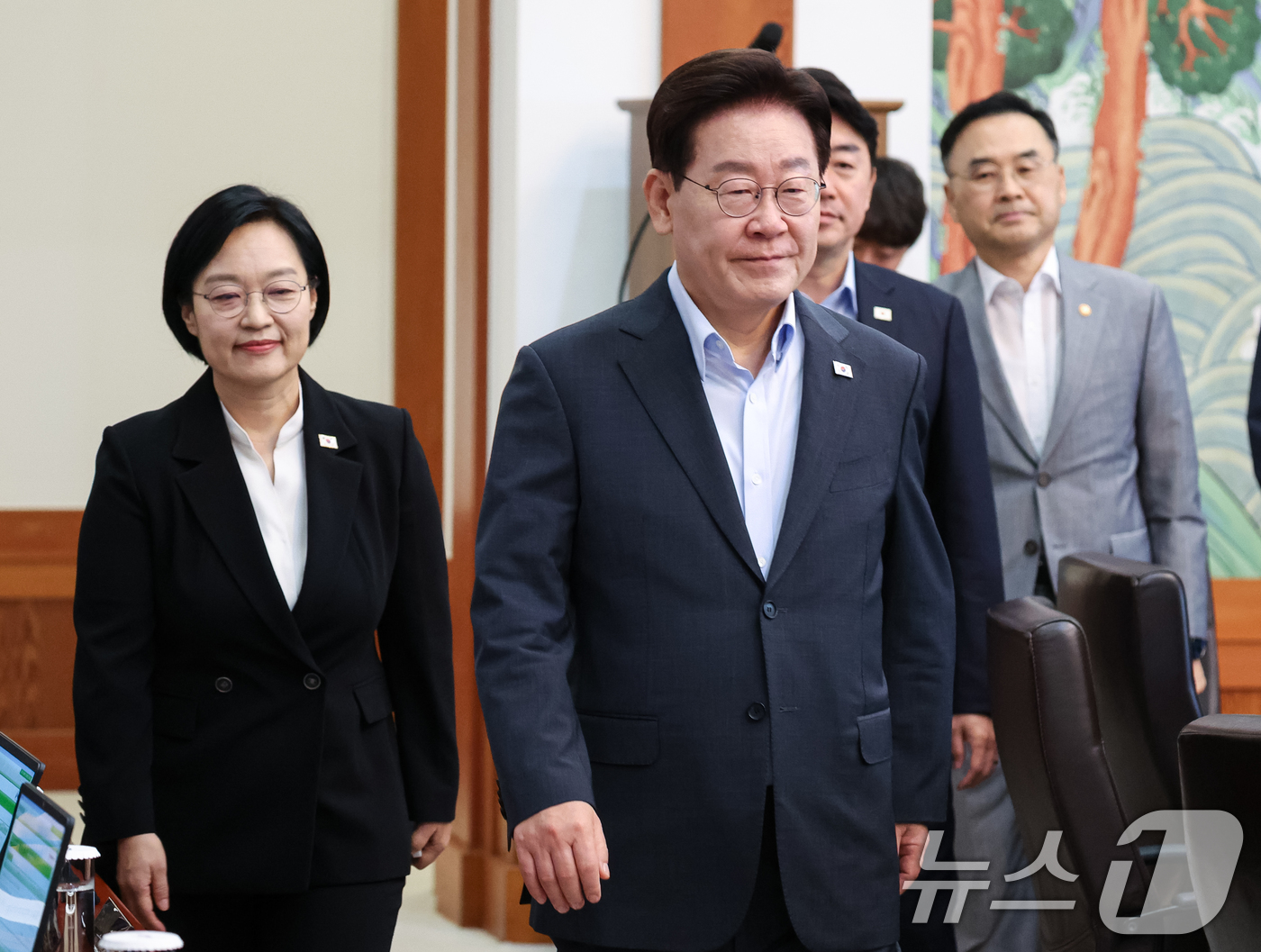 (서울=뉴스1) 이재명 기자 = 이재명 대통령이 4일 청와대에서 열린 국무회의에 입장하고 있다. (청와대통신사진기자단) 2026.8.4/뉴스1