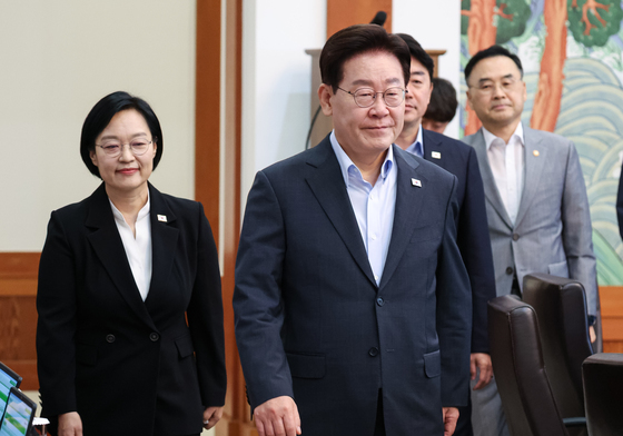 국무회의 입장하는 이재명 대통령