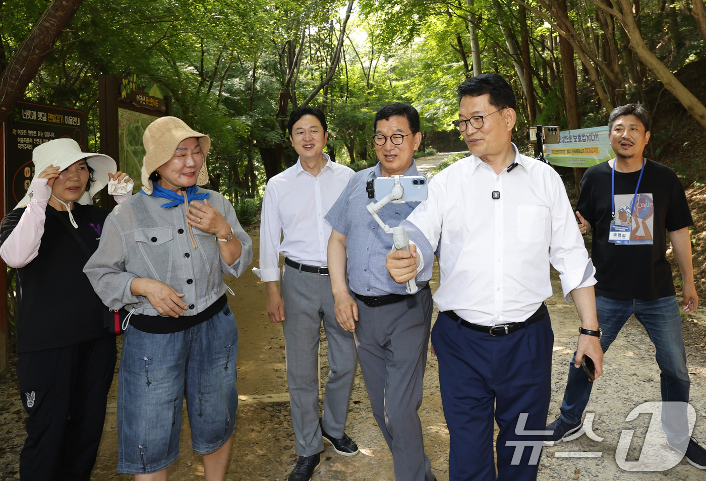 (화순=뉴스1) 김태성 기자 = 송영길 더불어민주당 대표 후보가 4일 전남광주통합특별시 화순 너릿재길을 지지자들과 걷고 있다. 2026.8.4/뉴스1