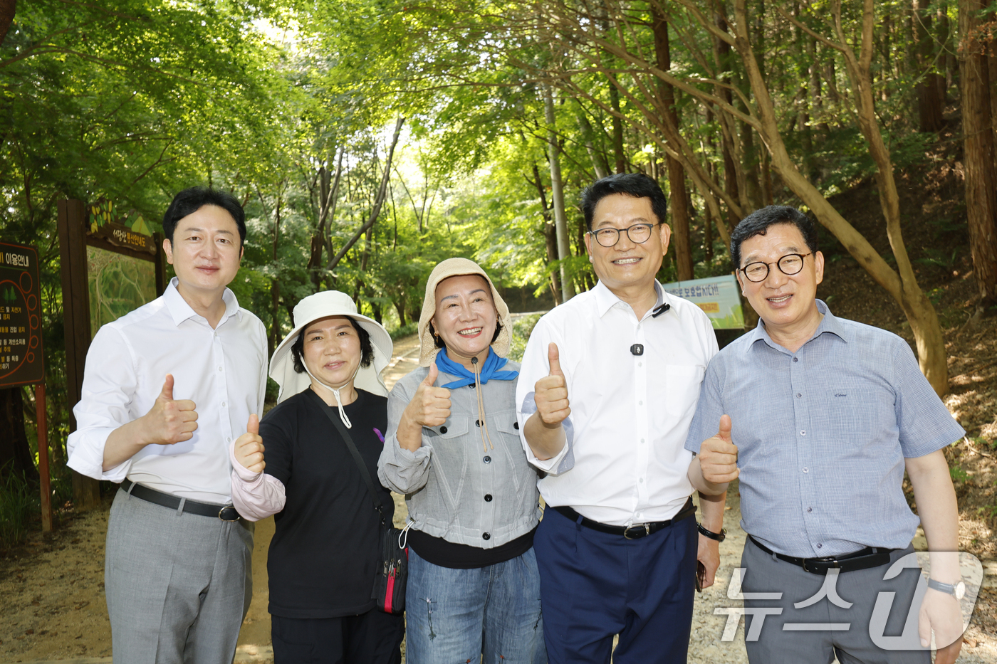 (화순=뉴스1) 김태성 기자 = 송영길 더불어민주당 대표 후보가 4일 전남광주통합특별시 화순 너릿재길을 지지자들과 걸으며 기념촬영을 하고 있다. 2026.8.4/뉴스1