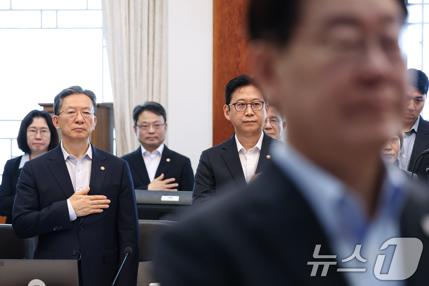 (서울=뉴스1) 이재명 기자 = 정성호 법무부 장관이 4일 청와대에서 열린 국무회의에서 국민의례를 하고 있다. (청와대통신사진기자단) 2026.8.4/뉴스1