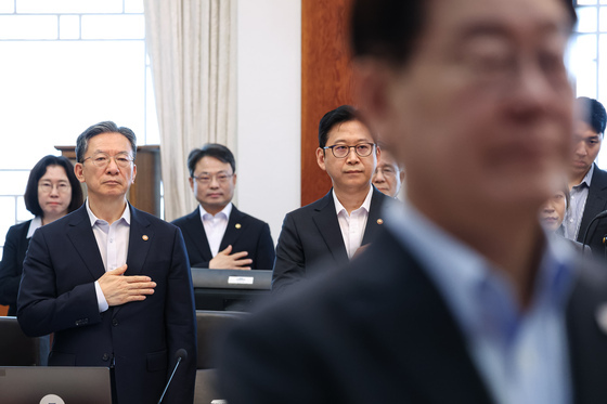 국민의례 하는 정성호 장관