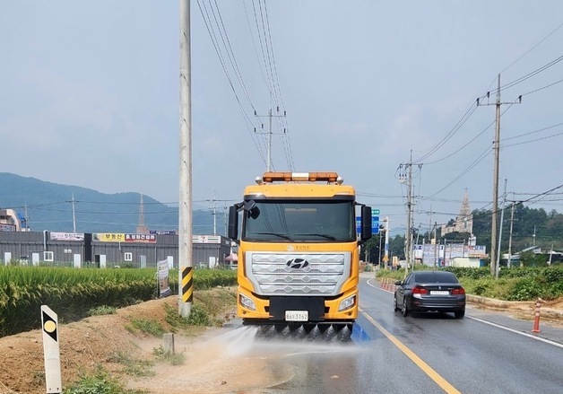 제설 장비로 도로 식힌다…충북도 염수교반용 차량 대민지원