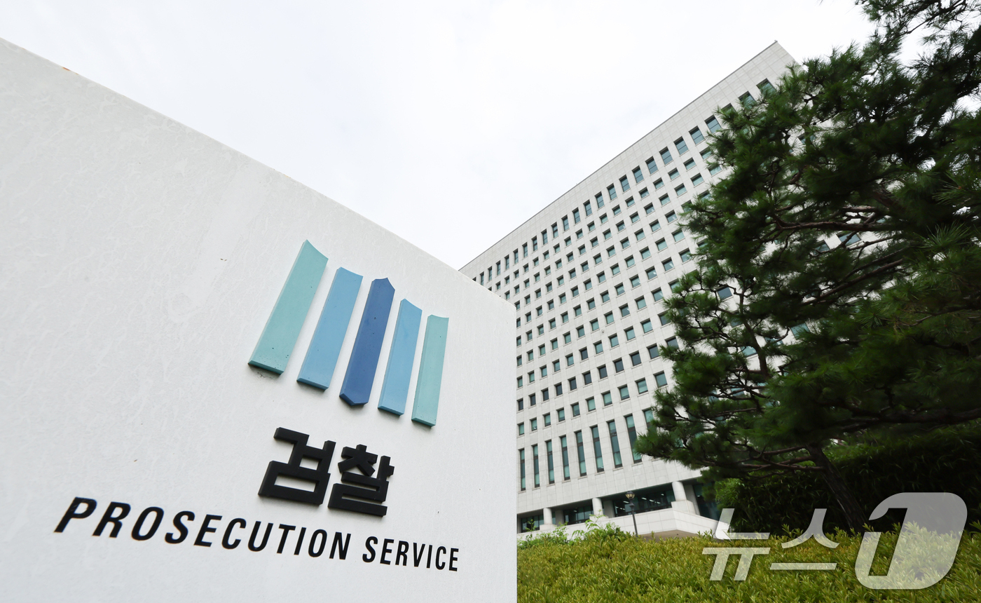 (서울=뉴스1) 최지환 기자 = 검사의 직접 수사 권한과 보완수사권을 전면 폐지하는 내용을 담은 형사소송법 개정안이 4일 이재명 대통령 주재로 열린 국무회의에서 심의, 의결됐다. …
