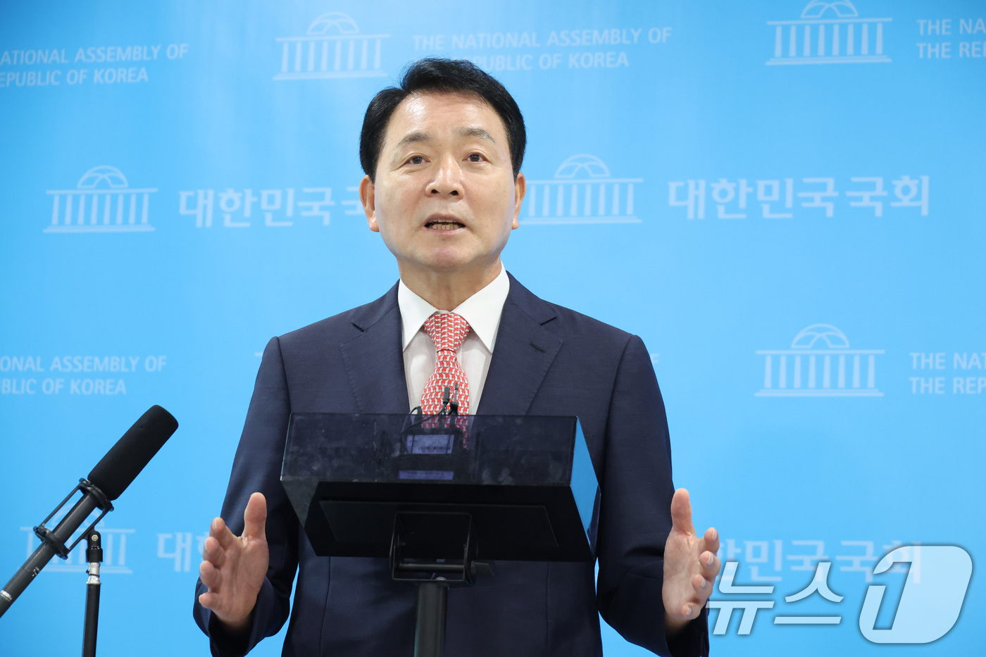 (서울=뉴스1) 신웅수 기자 = 성일종 국민의힘 의원이 4일 서울 여의도 국회 소통관에서 1군단 무인기 오인 소동 관련 추가 사실 공개 기자회견을 하고 있다. 2026.8.4/뉴스 …