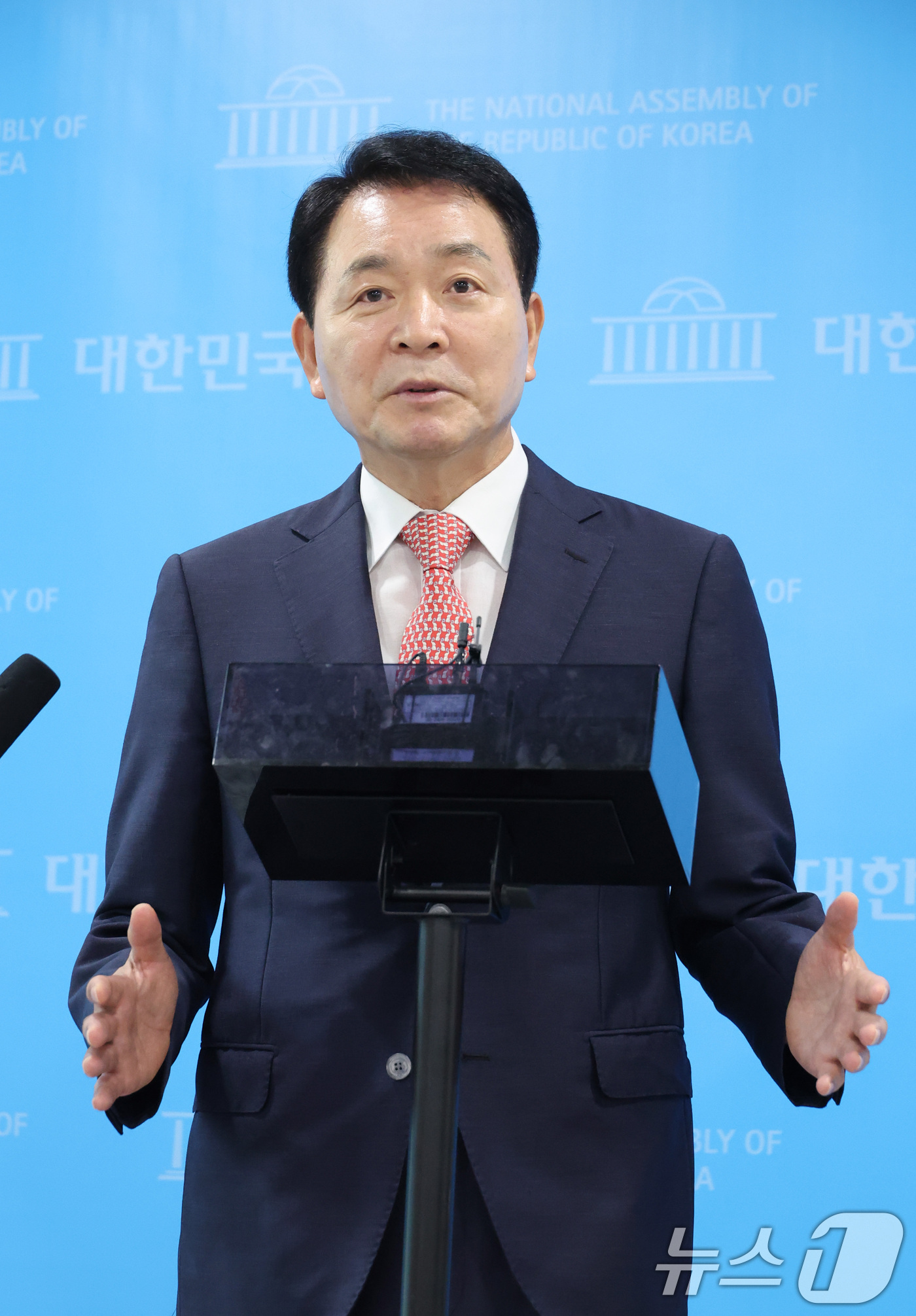 (서울=뉴스1) 신웅수 기자 = 성일종 국민의힘 의원이 4일 서울 여의도 국회 소통관에서 1군단 무인기 오인 소동 관련 추가 사실 공개 기자회견을 하고 있다. 2026.8.4/뉴스 …