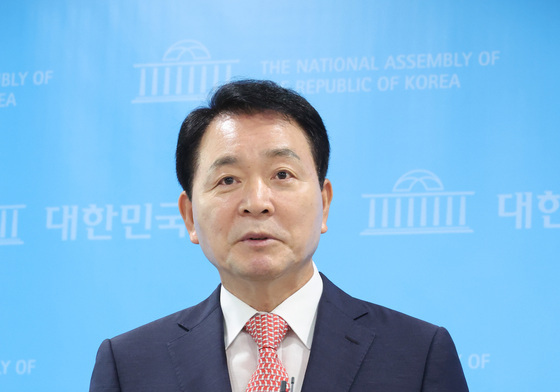 무인기 소동 관련 기자회견하는 성일종