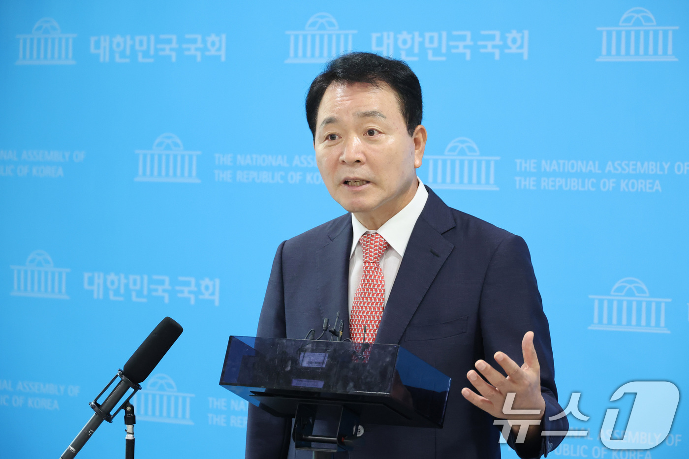 (서울=뉴스1) 신웅수 기자 = 성일종 국민의힘 의원이 4일 서울 여의도 국회 소통관에서 1군단 무인기 오인 소동 관련 추가 사실 공개 기자회견을 하고 있다. 2026.8.4/뉴스 …