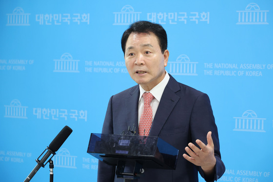 1군단 무인기 사태 관련 기자회견하는 성일종