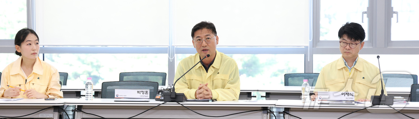 (세종=뉴스1) 김기남 기자 = 박정훈 농림축산식품부 식량정책실장이 4일 세종시 정부세종청사에서 축산 분야 폭염 대응 상황 점검 회의를 주재하며 발언하고 있다. 2026.8.4/뉴 …