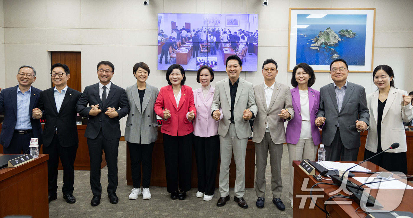 (서울=뉴스1) 유승관 기자 = 4일 서울 여의도 국회에서 열린 제438회 국회(임시회) 교육위원회 제1차 전체회의 산회 후 여야 위원들이 기념 촬영을 하고 있다.왼쪽부터 더불어민 …