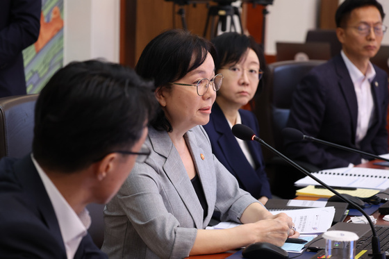 국무회의 발언하는 송경희 위원장