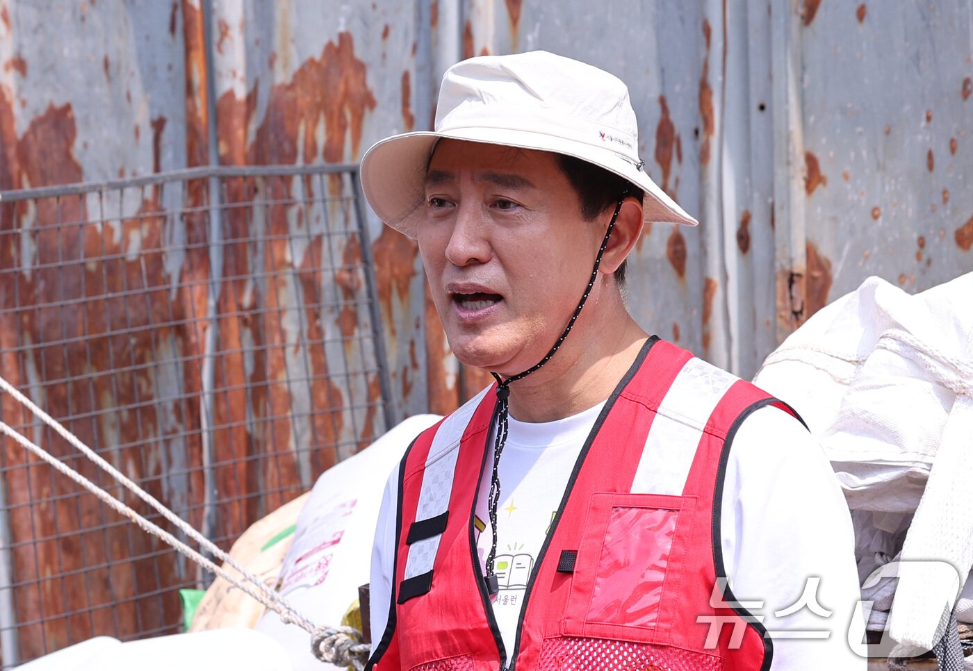 본문 이미지 - 오세훈 서울시장이 4일 서울 용산구 효창동 일대 골목에서 폐지를 수집하는 노인들의 건강상태를 살핀 뒤 핵심 메시지를 전달하고 있다. 2026.8.4 ⓒ 뉴스1 박지혜 기자