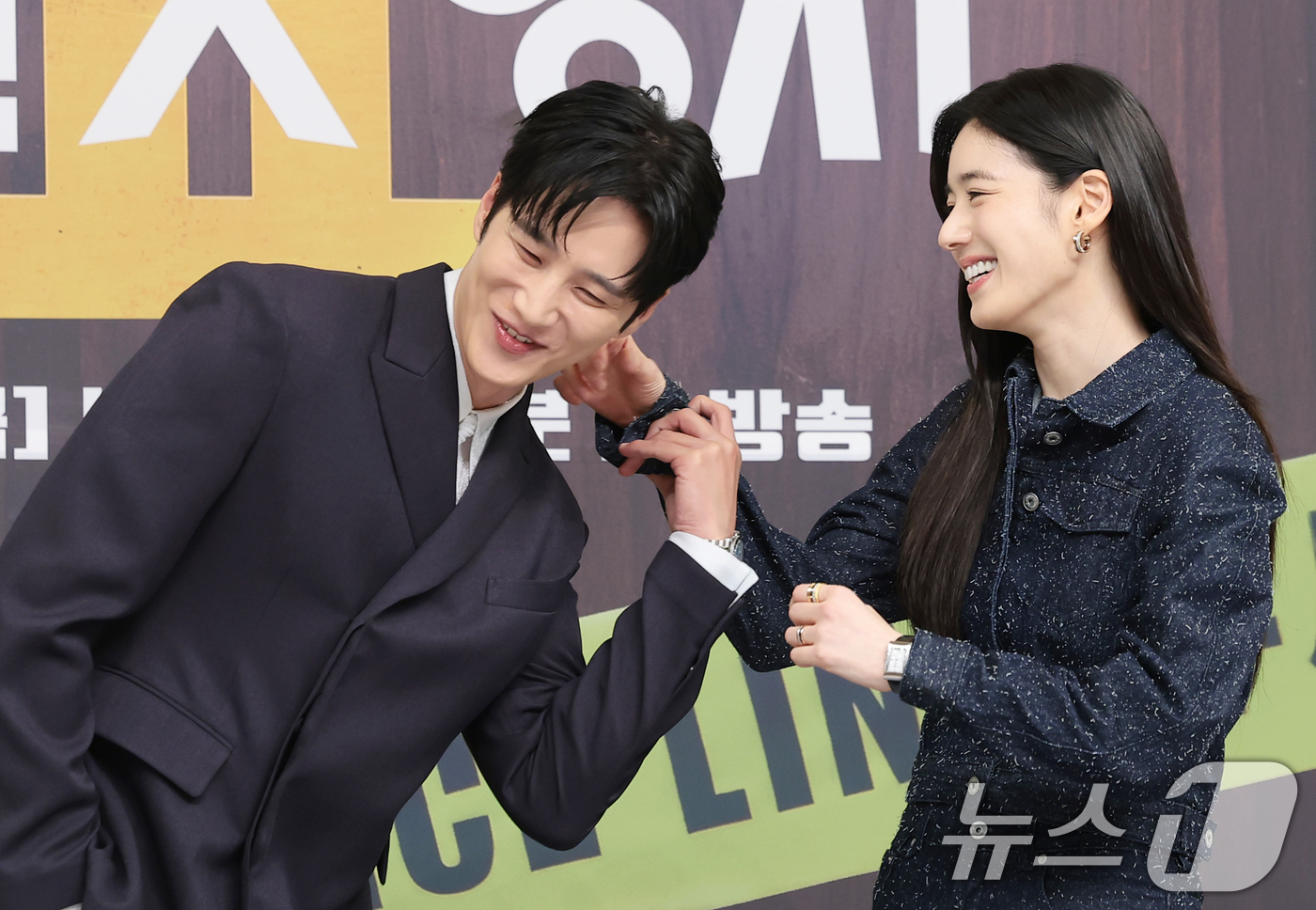 (서울=뉴스1) 권현진 기자 = 배우 안보현과 정은채(오른쪽)가 4일 서울 양천구 SBS에서 열린 SBS 새 금토드라마 '재벌X형사2' 제작발표회에서 포즈를 취하고 있다.'재벌X형 …