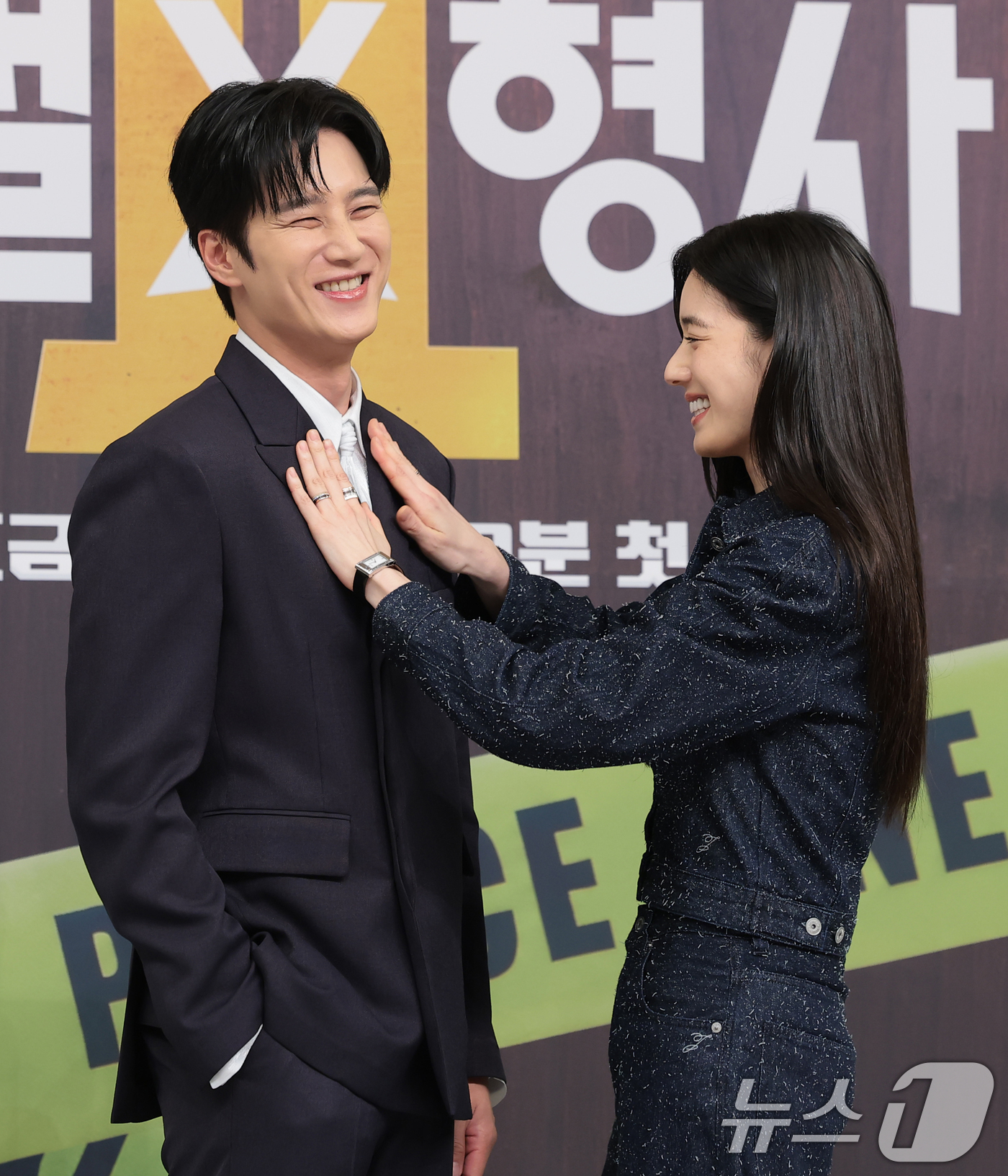 (서울=뉴스1) 권현진 기자 = 배우 안보현과 정은채(오른쪽)가 4일 서울 양천구 SBS에서 열린 SBS 새 금토드라마 '재벌X형사2' 제작발표회에서 포즈를 취하고 있다.'재벌X형 …