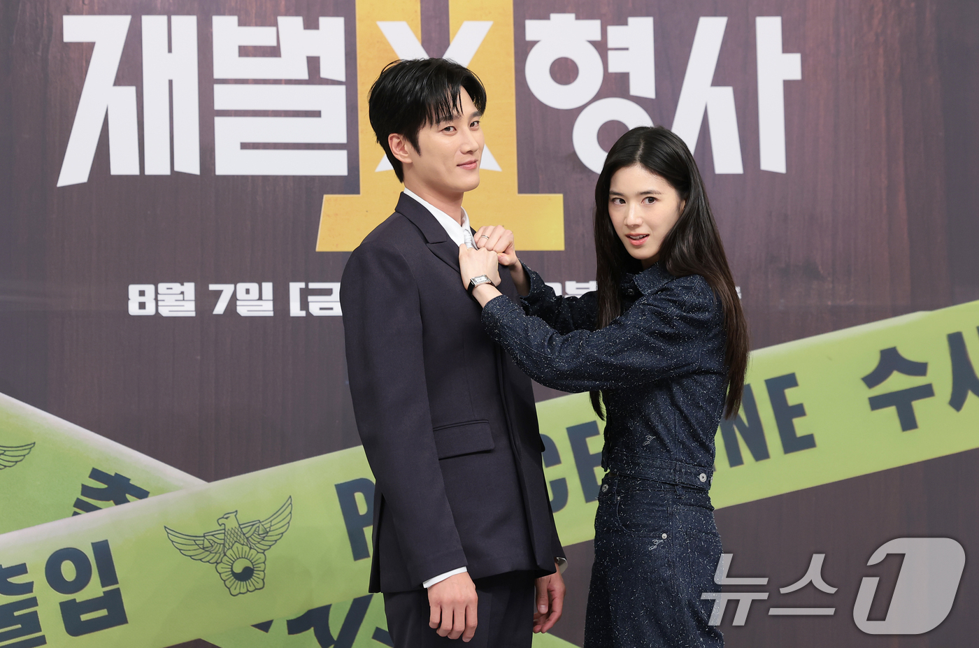 (서울=뉴스1) 권현진 기자 = 배우 안보현과 정은채(오른쪽)가 4일 서울 양천구 SBS에서 열린 SBS 새 금토드라마 '재벌X형사2' 제작발표회에서 포즈를 취하고 있다.'재벌X형 …