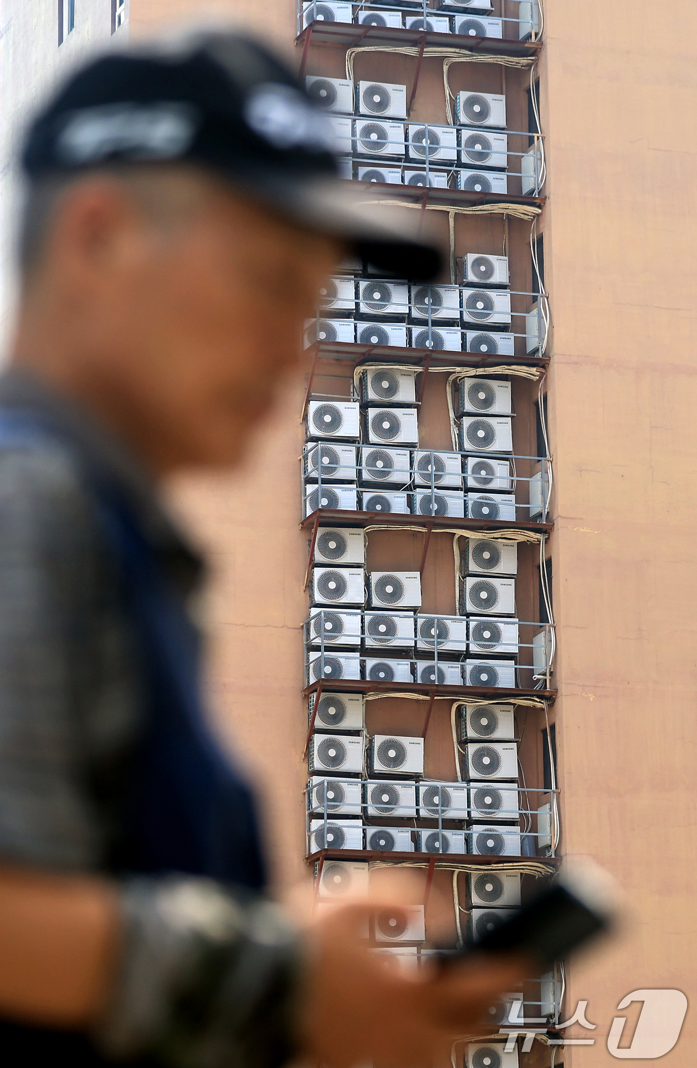 (서울=뉴스1) 이호윤 기자 = 서울 전역으로 폭염중대경보가 발효된 4일 서울의 한 건물에 에어컨 실외기가 작동하고 있다.지난 3일 전력거래소에 따르면 8월 첫째 주(평일 기준) …