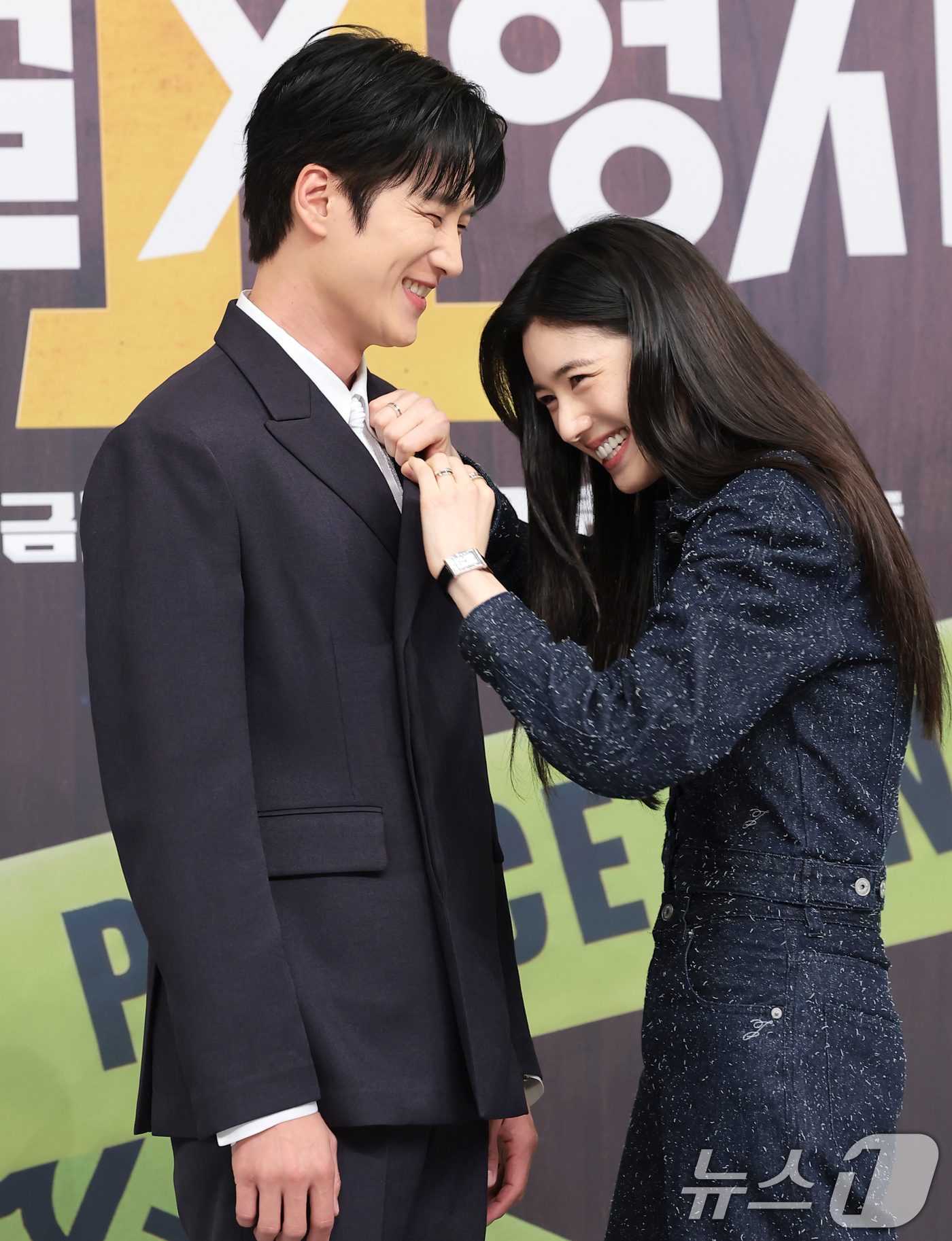(서울=뉴스1) 권현진 기자 = 배우 안보현과 정은채(오른쪽)가 4일 서울 양천구 SBS에서 열린 SBS 새 금토드라마 '재벌X형사2' 제작발표회에서 포즈를 취하고 있다.'재벌X형 …