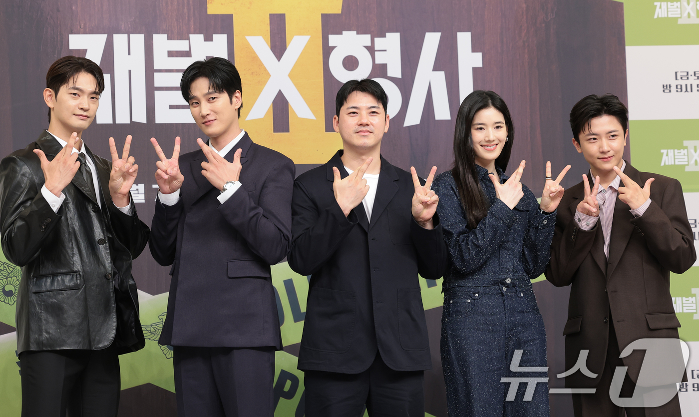 (서울=뉴스1) 권현진 기자 = 배우 강상준(왼쪽부터)과 안보현, 김재홍 감독, 정은채, 김신비가 4일 서울 양천구 SBS에서 열린 SBS 새 금토드라마 '재벌X형사2' 제작발표회 …