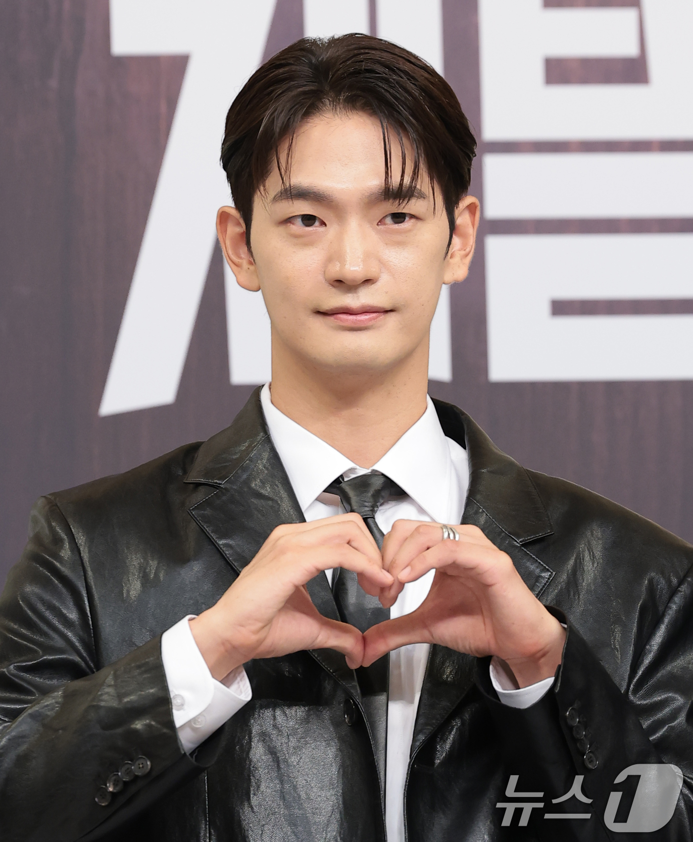 (서울=뉴스1) 권현진 기자 = 배우 강상준이 4일 서울 양천구 SBS에서 열린 SBS 새 금토드라마 '재벌X형사2' 제작발표회에서 포즈를 취하고 있다.'재벌X형사2'는 수사가 막 …