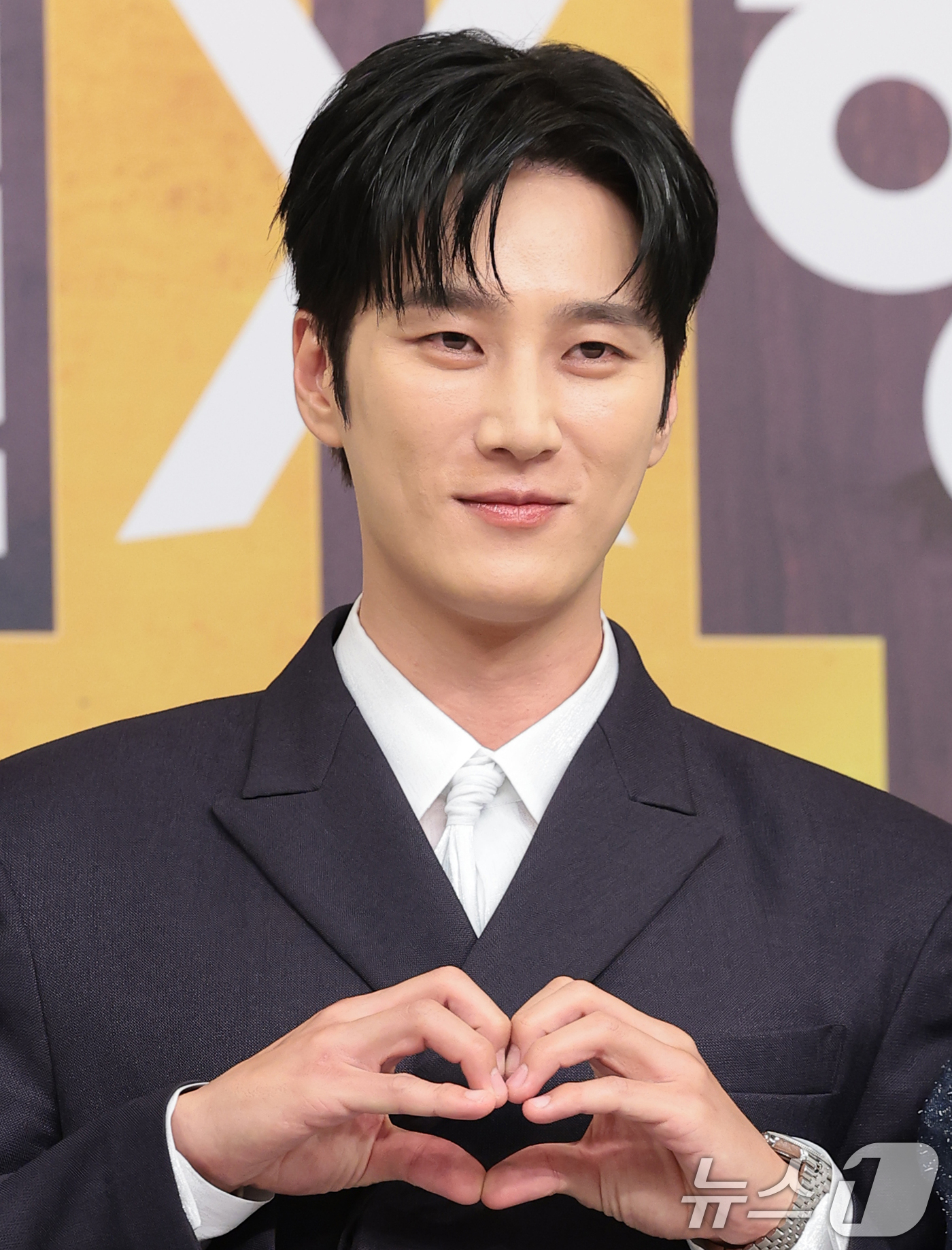 (서울=뉴스1) 권현진 기자 = 배우 안보현이 4일 서울 양천구 SBS에서 열린 SBS 새 금토드라마 '재벌X형사2' 제작발표회에서 포즈를 취하고 있다.'재벌X형사2'는 수사가 막 …
