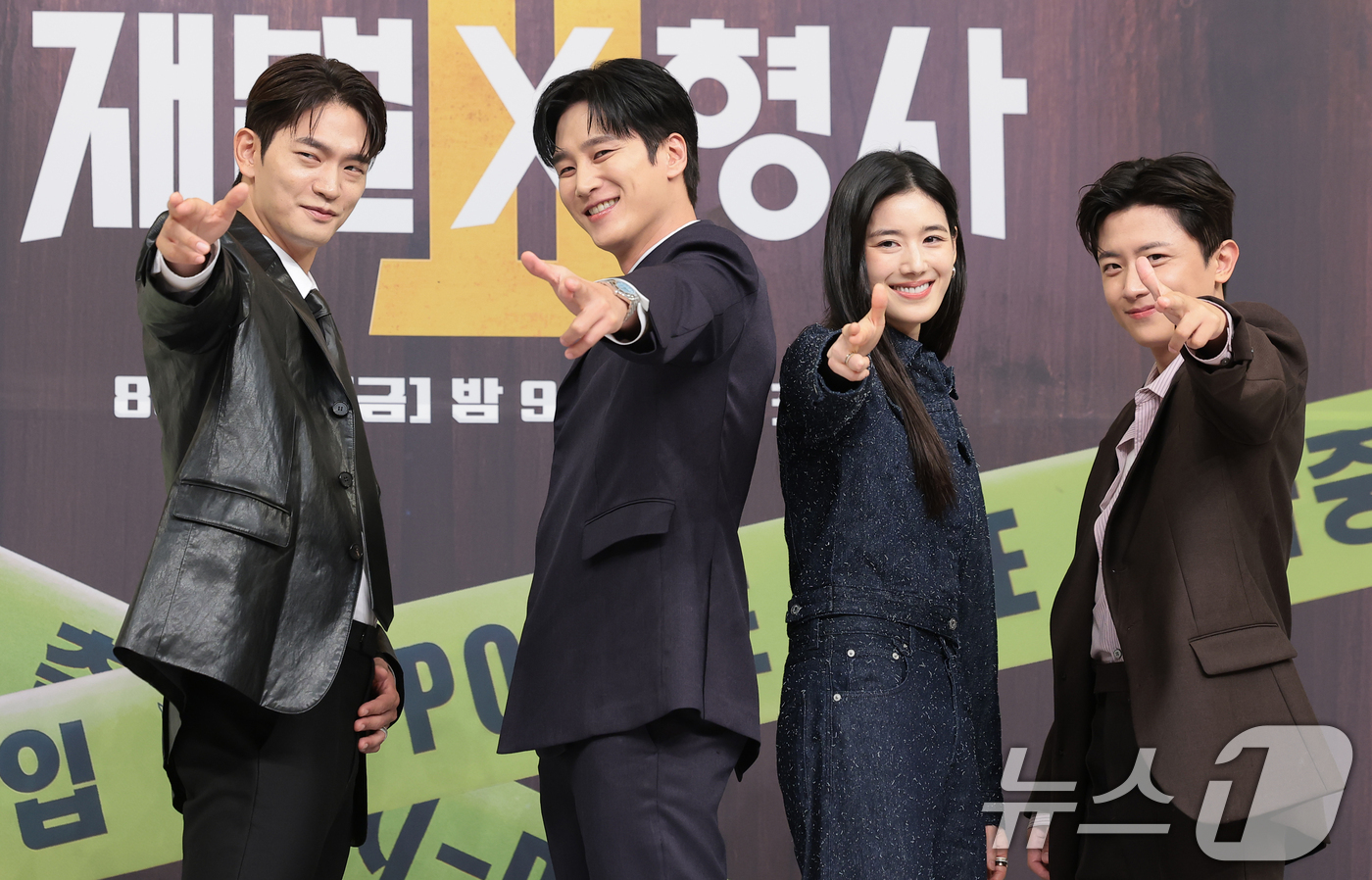 (서울=뉴스1) 권현진 기자 = 배우 강상준(왼쪽부터)과 안보현, 정은채, 김신비가 4일 서울 양천구 SBS에서 열린 SBS 새 금토드라마 '재벌X형사2' 제작발표회에서 포즈를 취 …