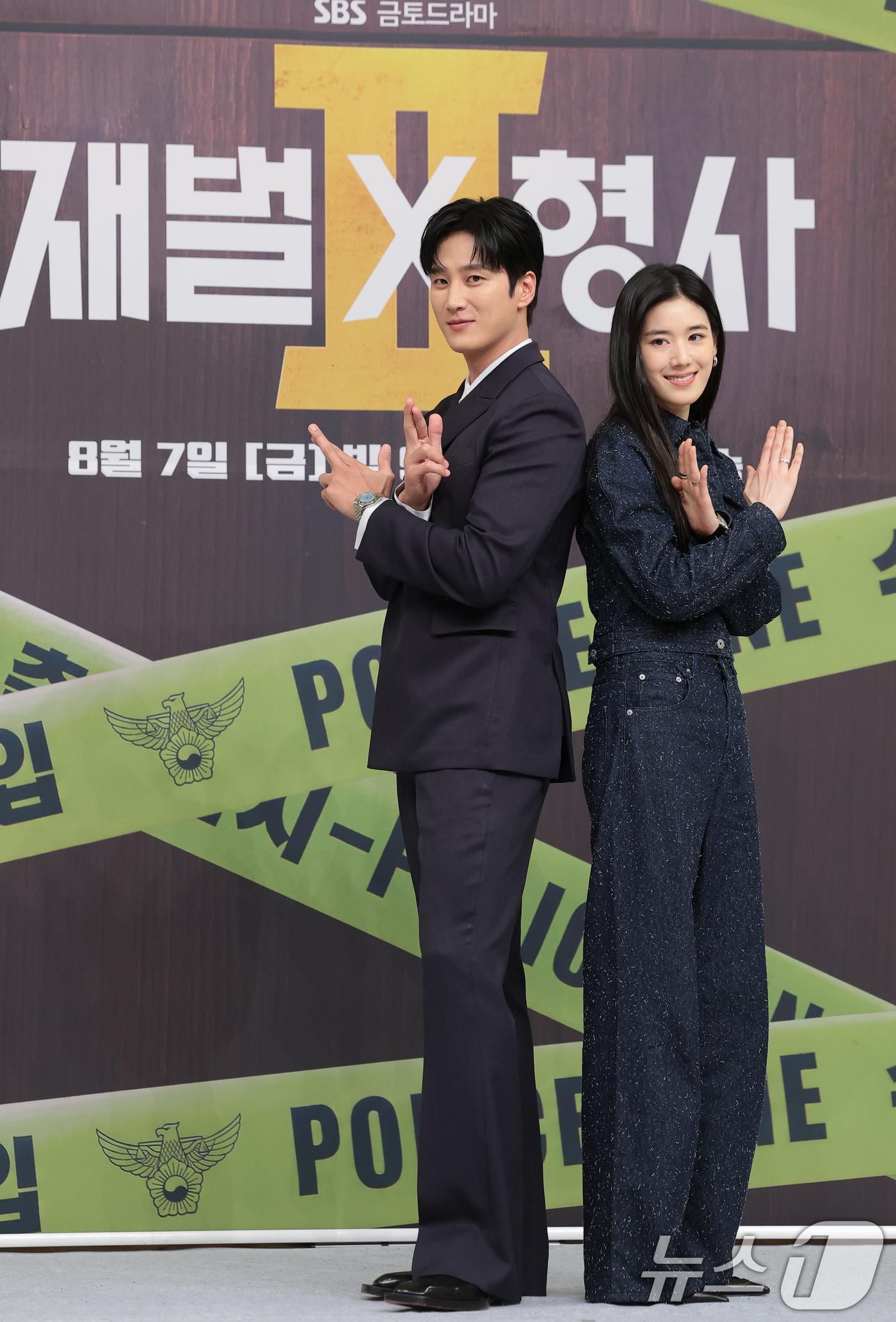 (서울=뉴스1) 권현진 기자 = 배우 안보현과 정은채(오른쪽)가 4일 서울 양천구 SBS에서 열린 SBS 새 금토드라마 '재벌X형사2' 제작발표회에서 포즈를 취하고 있다.'재벌X형 …