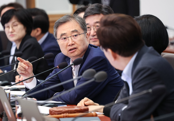 발언하는 조현 외교부 장관